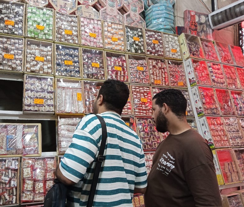 مواطنون يشترون حلاوة المولد في باب البحر مواطنون يشترون حلاوة المولد في باب البحر